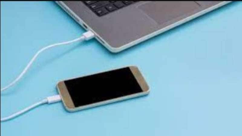 usb cable connects phone and laptop